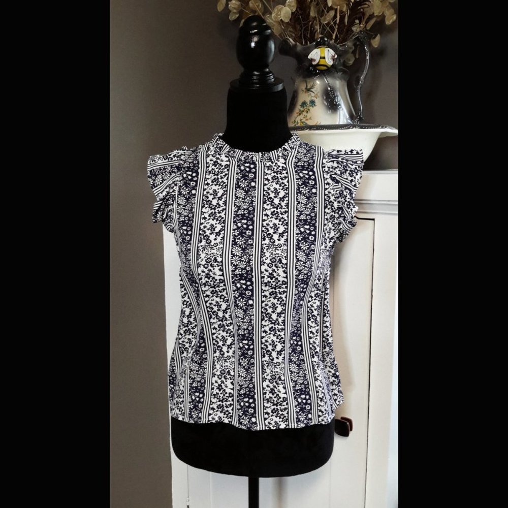 NWOT Forever21 Navy Blue/White Floral Stripe Ruffle Top